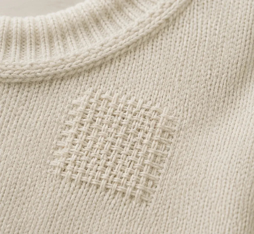 Après : pièce tissée sur le pull écru